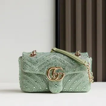 <p> Gucci Marmont马蒙亮钻款双G鎏金与晶光的永恒邂逅</p><p>马蒙系列复古底蕴 标志性双G徽章之上 满铺手工甄选的璀璨亮钻 在光线下折射出流动星河般的夺目光彩 意大利匠人手工镶嵌工艺加持 让金属的温润质感与晶钻的闪耀锋芒完美相融 经典</p><p>V纹与爱心标识清晰可辨 细节处尽显奢雅格调 </p><p>无论是通勤西装的利落搭配 还是晚宴礼裙的华丽组合 它都能瞬间提升造型精致度 成为你衣橱里的 高光加分项    </p><p>型号 837280 </p><p>尺寸 22-12.5-6cm</p>