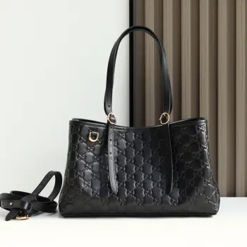 <p>  新品 GG这款购物袋GG图案和条纹织带这两种品牌颇有辨识性的元素融合成经典搭配 Ophidia世界的演化之路从未止息 加入别出心裁的款式造型 不断推陈出新</p><p>型号 815214 </p><p>尺寸 31  18  11cm </p><p>颜色 老花克全皮</p>
