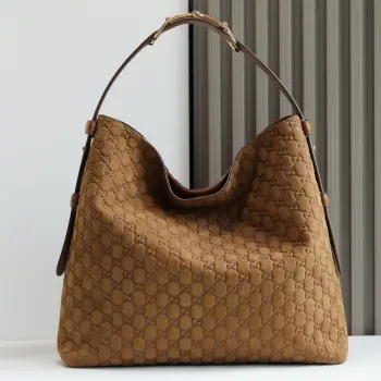<p> Gucci Beatrix系列手袋采用牛皮革材质匠心打造 配以饰标志性马衔扣细节肩带 为休闲廓形添注品牌内涵 金色调配件更添精致质感 内里设有一个拉链口袋 确保日常用品安全放置 兼具优雅设计与实用性能 轻松容纳日常必需品 </p><p>棕色GG绒面材质</p><p>金色调配件</p><p>棕色棉麻混纺衬里</p><p>肩带饰马衔扣细节</p><p>内部 拉链袋</p><p>可调节肩带高度 26厘米 - 33厘米 长度 94厘米</p><p>型号 850546 </p><p>尺寸 40厘米 宽 x 36厘米 高 x 12厘米 深 </p><p>重量 约1千克</p><p>颜色 棕色压磨砂/原厂皮 </p><p>意大利创作</p>