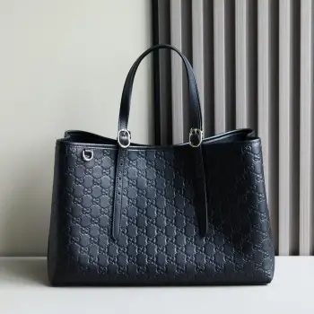 <p> GUCCI新专款柜品质 顶级原单货 原厂皮 原厂五金 实物实拍 款号:815213克压花/尺寸:W38xH25.5x15cm</p>