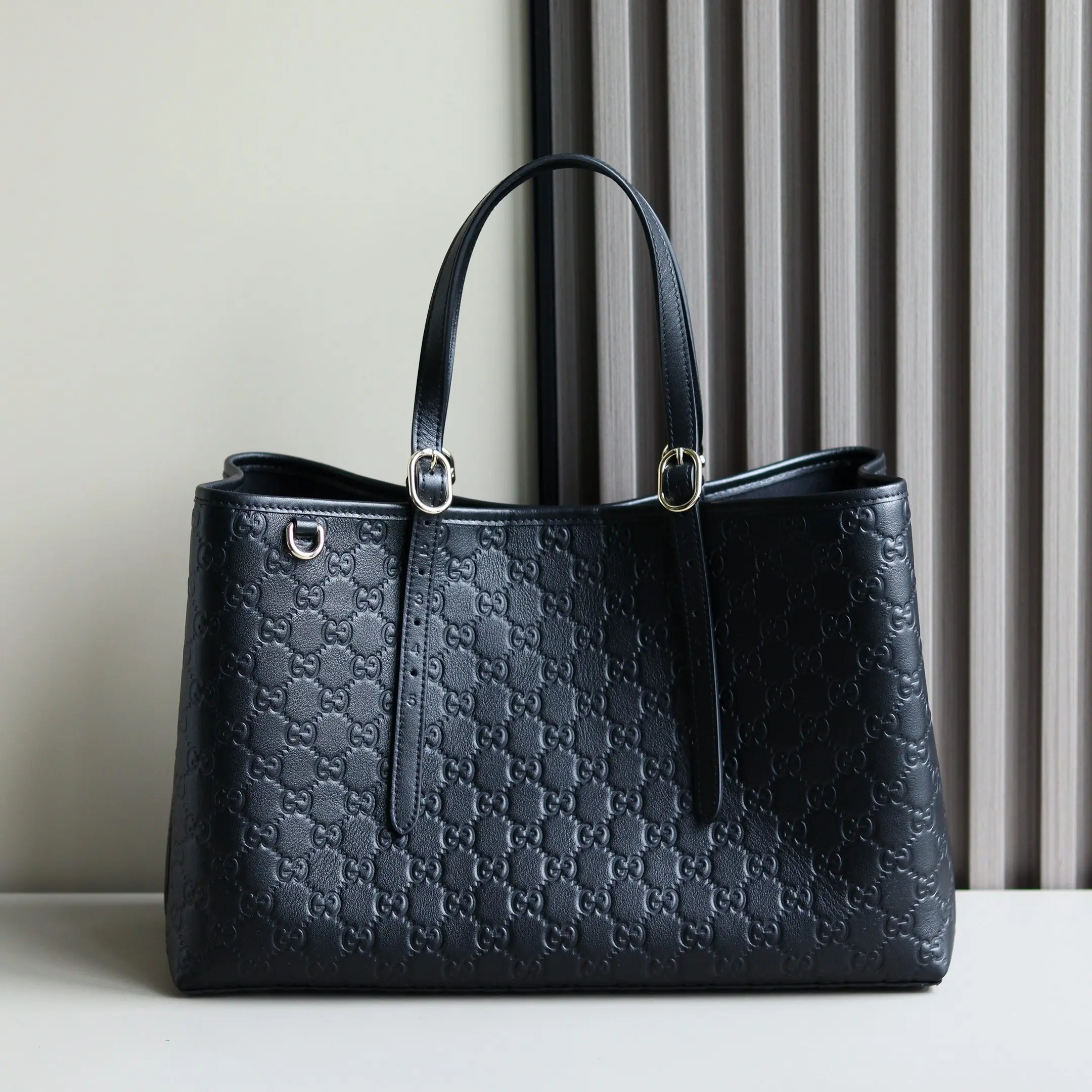 <p> GUCCI新专款柜品质 顶级原单货 原厂皮 原厂五金 实物实拍 款号:815213克压花/尺寸:W38xH25.5x15cm</p>
