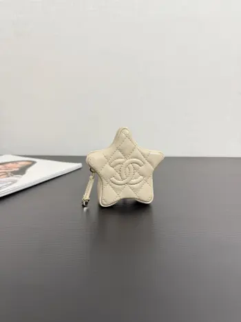<p> 原厂皮 现货26c星星小挂件黑色现货来啦   zp实拍</p><p>金色链条包搭配五角星挂件 简直太美啦 是一眼心动的包包五角星挂坠也可以做零包 萌萌哒小可爱解锁多种背法 可以自己diy链条斜挎 干练精致可爱  快来冲啊  99545</p>