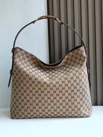 <p> Gucci Beatrix系列手袋采用牛皮革材质匠心打造 配以饰标志性马衔扣细节肩带 为休闲廓形添注品牌内涵 金色调配件更添精致质感 内里设有一个拉链口袋 确保日常用品安全放置 兼具优雅设计与实用性能 轻松容纳日常必需品 </p><p>蓝色和白色GG丹宁</p><p>金色调配件</p><p>棕色棉麻混纺衬里</p><p>肩带饰马衔扣细节</p><p>内部 拉链袋</p><p>可调节肩带高度 26厘米 - 33厘米 长度 94厘米</p><p>型号 850546 </p><p>尺寸 40厘米 宽 x 36厘米 高 x 12厘米 深 </p><p>重量 约1千克</p><p>颜色 老花啡色</p><p>意大利创作</p>