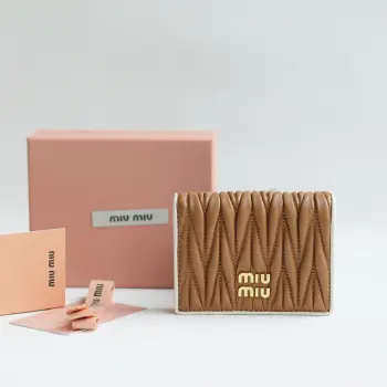 <p> 新版本口袋小钱包 pocket wallet 专柜新款小钱夹 型号 5MV204    里外都是进口顶级羊皮  内压198A 百元钞银行卡硬币零钱通通可以收入其中  尺寸 11.5 X8 cm 配原版包装</p>