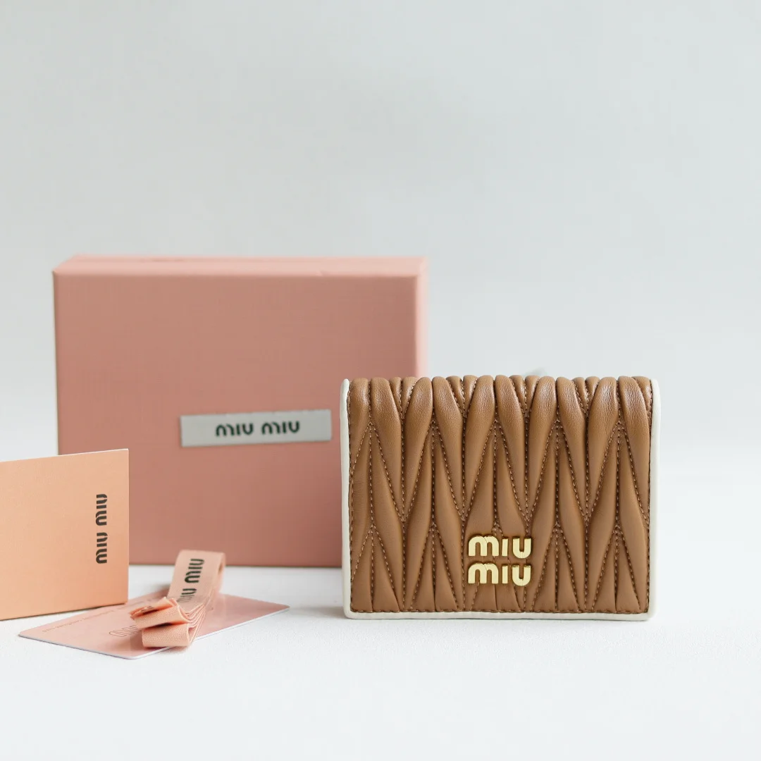 <p> 新版本口袋小钱包 pocket wallet 专柜新款小钱夹 型号 5MV204 里外都是进口顶级羊皮 内压198A 百元钞银行卡硬币零钱通通可以收入其中 尺寸 11.5 X8 cm 配原版包装</p>