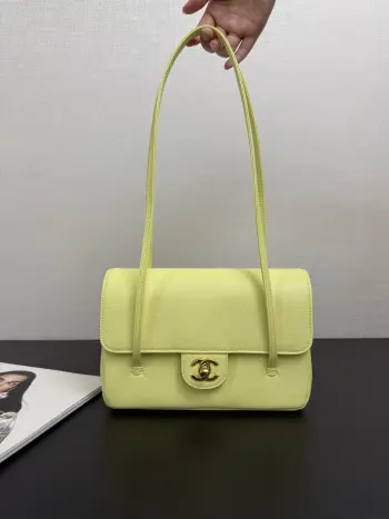 <p> 原厂皮 现货26P Jennie同款preppy coco单肩包</p><p>这只叫preppy coco 干净利落线条 有种vintage的感觉 搭什么都不违和 单肩背很有质感 size 22*16*6cm99556</p>