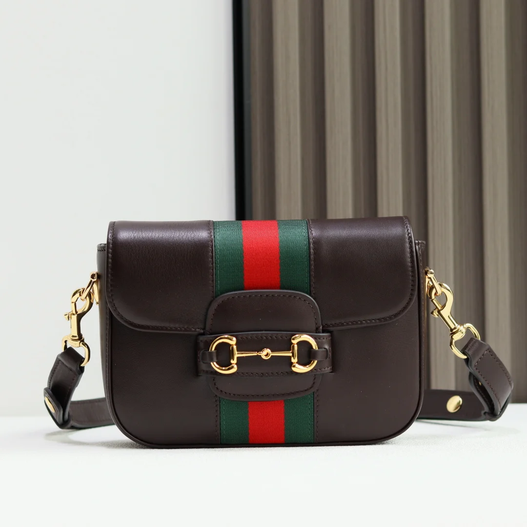 <p>2026春夏系列全新上市 Gucci Horsebit 1955 系列手袋以柔软流畅的廓形演绎 包身选用轻盈挺括的 GG 帆布打造 饰标志性Web织带细节 搭配简约可调节皮革肩带 进一步为设计注入品牌风格 </p><p>沙色和深棕色GG帆布</p><p>深棕色软皮皮革滚边</p><p>金色调配件</p><p>米色帆布衬里饰钻石菱格纹图案</p><p>马衔扣和织带</p><p>可拆卸和可调节皮革肩带 配搭扣 高 30厘米</p><p>翻盖开合</p><p>型号 866762 </p><p>尺寸 21厘米 宽 x 14.5厘米 高 x 5.5厘米 深 </p><p>重量 约0.5千克</p><p>颜色 啡全皮</p><p>意大利创作</p>