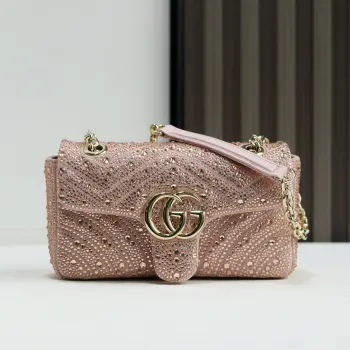 <p> Gucci Marmont马蒙亮钻款双G鎏金与晶光的永恒邂逅</p><p>马蒙系列复古底蕴 标志性双G徽章之上 满铺手工甄选的璀璨亮钻 在光线下折射出流动星河般的夺目光彩 意大利匠人手工镶嵌工艺加持 让金属的温润质感与晶钻的闪耀锋芒完美相融 经典</p><p>V纹与爱心标识清晰可辨 细节处尽显奢雅格调 </p><p>无论是通勤西装的利落搭配 还是晚宴礼裙的华丽组合 它都能瞬间提升造型精致度 成为你衣橱里的 高光加分项    </p><p>型号 837280 </p><p>尺寸 22-12.5-6cm</p>