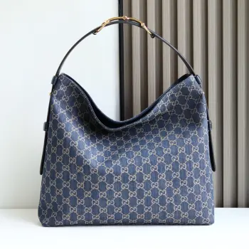 <p> Gucci Beatrix系列手袋采用牛皮革材质匠心打造 配以饰标志性马衔扣细节肩带 为休闲廓形添注品牌内涵 金色调配件更添精致质感 内里设有一个拉链口袋 确保日常用品安全放置 兼具优雅设计与实用性能 轻松容纳日常必需品 </p><p>蓝色和白色GG丹宁</p><p>金色调配件</p><p>棕色棉麻混纺衬里</p><p>肩带饰马衔扣细节</p><p>内部 拉链袋</p><p>可调节肩带高度 26厘米 - 33厘米 长度 94厘米</p><p>型号 850546 </p><p>尺寸 40厘米 宽 x 36厘米 高 x 12厘米 深 </p><p>重量 约1千克</p><p>颜色 蓝牛仔/蓝皮 </p><p>意大利创作</p>