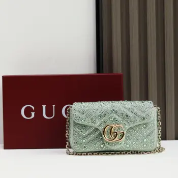 <p> Gucci Marmont迷你马蒙亮钻款双G鎏金与晶光的永恒邂逅</p><p>马蒙系列复古底蕴 标志性双G徽章之上 满铺手工甄选的璀璨亮钻 在光线下折射出流动星河般的夺目光彩 意大利匠人手工镶嵌工艺加持 让金属的温润质感与晶钻的闪耀锋芒完美相融 经典</p><p>V纹与爱心标识清晰可辨 细节处尽显奢雅格调 </p><p>无论是通勤西装的利落搭配 还是晚宴礼裙的华丽组合 它都能瞬间提升造型精致度 成为你衣橱里的 高光加分项    </p><p>型号 841290</p><p>尺寸 16.5X10.2x5 cm</p>