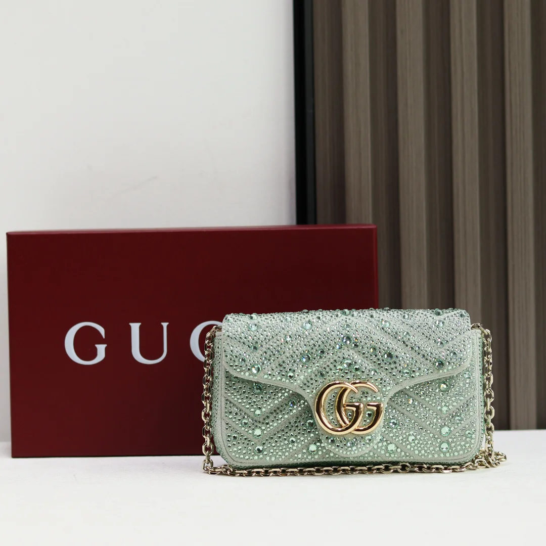 <p> Gucci Marmont迷你马蒙亮钻款双G鎏金与晶光的永恒邂逅</p><p>马蒙系列复古底蕴 标志性双G徽章之上 满铺手工甄选的璀璨亮钻 在光线下折射出流动星河般的夺目光彩 意大利匠人手工镶嵌工艺加持 让金属的温润质感与晶钻的闪耀锋芒完美相融 经典</p><p>V纹与爱心标识清晰可辨 细节处尽显奢雅格调 </p><p>无论是通勤西装的利落搭配 还是晚宴礼裙的华丽组合 它都能瞬间提升造型精致度 成为你衣橱里的 高光加分项 </p><p>型号 841290</p><p>尺寸 16.5X10.2x5 cm</p>