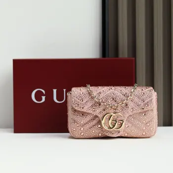 <p> Gucci Marmont迷你马蒙亮钻款双G鎏金与晶光的永恒邂逅</p><p>马蒙系列复古底蕴 标志性双G徽章之上 满铺手工甄选的璀璨亮钻 在光线下折射出流动星河般的夺目光彩 意大利匠人手工镶嵌工艺加持 让金属的温润质感与晶钻的闪耀锋芒完美相融 经典</p><p>V纹与爱心标识清晰可辨 细节处尽显奢雅格调 </p><p>无论是通勤西装的利落搭配 还是晚宴礼裙的华丽组合 它都能瞬间提升造型精致度 成为你衣橱里的 高光加分项    </p><p>型号 841290</p><p>尺寸 16.5X10.2x5 cm</p>
