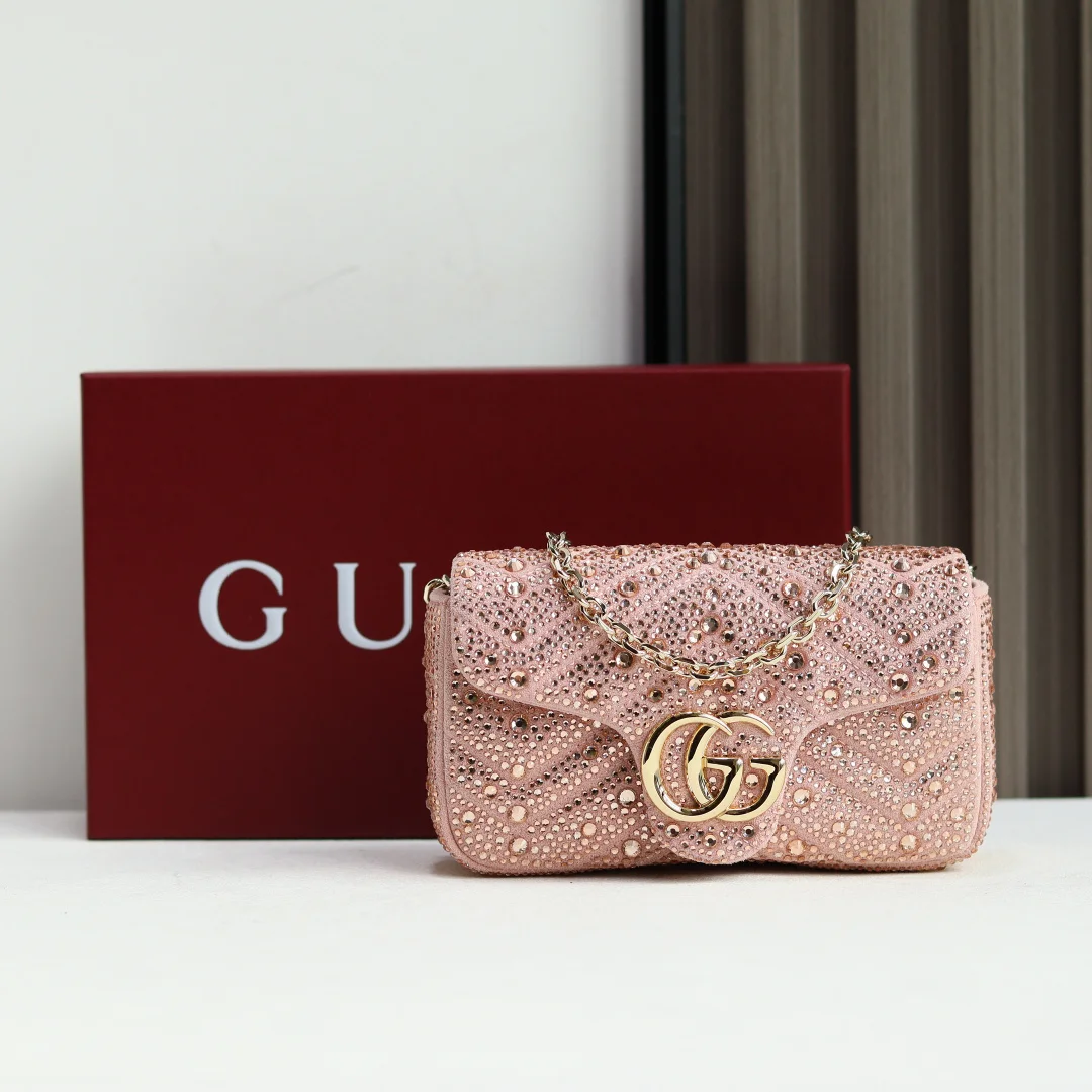 <p> Gucci Marmont迷你马蒙亮钻款双G鎏金与晶光的永恒邂逅</p><p>马蒙系列复古底蕴 标志性双G徽章之上 满铺手工甄选的璀璨亮钻 在光线下折射出流动星河般的夺目光彩 意大利匠人手工镶嵌工艺加持 让金属的温润质感与晶钻的闪耀锋芒完美相融 经典</p><p>V纹与爱心标识清晰可辨 细节处尽显奢雅格调 </p><p>无论是通勤西装的利落搭配 还是晚宴礼裙的华丽组合 它都能瞬间提升造型精致度 成为你衣橱里的 高光加分项 </p><p>型号 841290</p><p>尺寸 16.5X10.2x5 cm</p>