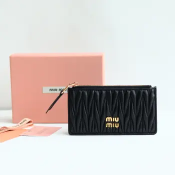 <p>最新版本卡包 型号 5MB006     顶级进口小羊皮材质  Matelasse花纹图案 拉链拉合 内里miu标识烫字 背面六个卡槽   尺寸 8X15 配原版包装</p>