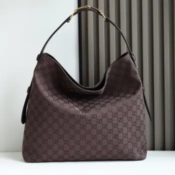 <p> Gucci Beatrix系列手袋匠心采用休闲廓形 搭配饰标志性马衔扣细节肩带 为2025秋冬系列添注品牌内涵 金色调配件令整款设计更显精致典雅的气息 内部拉链口袋可安全收纳随身物品 兼具优雅与实用性 轻松容纳日常必需品 </p><p>棕色和深棕色Original GG帆布</p><p>金色调配件</p><p>米色棉麻衬里</p><p>肩带饰马衔扣细节</p><p>内部 拉链袋</p><p>可调节肩带高度 26厘米 - 33厘米 长度 94厘米</p><p>型号 850546 </p><p>尺寸 40厘米 宽 x 36厘米 高 x 12厘米 深 </p><p>重量 约1千克</p><p>颜色 啡棕/帆布 </p><p>意大利创作</p>