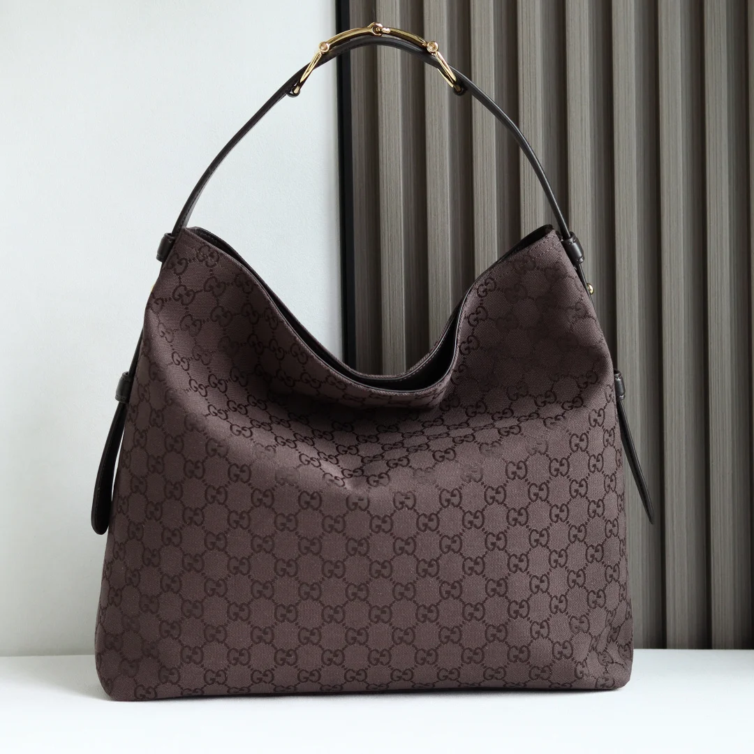 <p> Gucci Beatrix系列手袋匠心采用休闲廓形 搭配饰标志性马衔扣细节肩带 为2025秋冬系列添注品牌内涵 金色调配件令整款设计更显精致典雅的气息 内部拉链口袋可安全收纳随身物品 兼具优雅与实用性 轻松容纳日常必需品 </p><p>棕色和深棕色Original GG帆布</p><p>金色调配件</p><p>米色棉麻衬里</p><p>肩带饰马衔扣细节</p><p>内部 拉链袋</p><p>可调节肩带高度 26厘米 - 33厘米 长度 94厘米</p><p>型号 850546 </p><p>尺寸 40厘米 宽 x 36厘米 高 x 12厘米 深 </p><p>重量 约1千克</p><p>颜色 啡棕/帆布 </p><p>意大利创作</p>