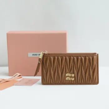 <p>最新版本卡包 型号 5MB006     顶级进口小羊皮材质  Matelasse花纹图案 拉链拉合 内里miu标识烫字 背面六个卡槽   尺寸 8X15 配原版包装</p>