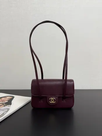 <p> 原厂皮 现货26P Jennie同款preppy coco单肩包</p><p>这只叫preppy coco 干净利落线条 有种vintage的感觉 搭什么都不违和 单肩背很有质感 size 17*12*4cm99553</p>