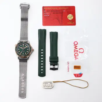 <p>太阳出品 ER升级版 欧米伽 OMEGA 海马300系列  LX6  钛壳青铜金007 到货  复古与时尚的新碰撞 </p><p>青铜金表圈搭配钛金属表壳表带 配以复古绿色表盘 将复古雅致的运动风格体现的淋漓尽致   </p><p>全网性价比最高 细节拉满 42mm钛表壳搭载独家定制8806一体机芯 走时稳定 外观功能与原版一致 不易氧化掉色 全新工艺升级表带 下单即赠送同款绿色氟胶带一副 欢迎品鉴   太阳出品精致推荐男士机械腕表 </p>