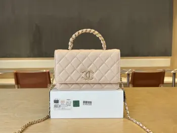 <p> A96176 Chanel 25ss新款系列woc 甜美的小香包 超有少女感 手柄和双C的螺旋纹超好看大气 这款简约很耐看 值得拥有 尺寸: 19cm</p>