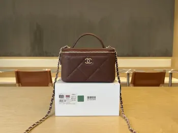 <p> A96173 chanel 25k 白色大菱格口红包 实物很可爱 白雪公主一样奶呼呼的 好温柔的小包 太精致了 尺寸:17cm</p>