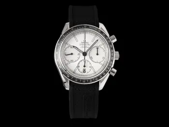 <p>太阳出品  超越极限 霸气登场 HR工厂再添新将——欧米茄 OMEGA 超霸系列326.32.40.50.06.001多功能计时腕表  KV6 </p><p>HR团队与正品代工厂深度合作制作 全网独家正品拆解测绘 不惜成本与时间 耗时一年开模研发 达到所有数据配件均可与正品完美通用互换 同步专柜尺寸40mm 采用正品一致结构的原装进口瑞士Cal.3330计时机芯, 经专业团队精密改进打磨 使之更加稳定耐用 打造原单品质的欧米茄超霸系列腕表副本 </p><p> 外观 购入正品拆解测绘 一致的阶梯式表壳壳套 一致的CNC打磨级别 一致的厚度尺寸 整表配件包括表带生耳螺丝都可与正品完美互换 </p><p> 盘面 表盘采用正品相同的颗粒纹理加放射纹路字面 采用与原装一致的磨砂细微颗粒字面 颗粒的整体密度与正品吻合 在任何角度下均可以看出与正品相同的光源反射 每个数字字钉 logo 采用正品工艺材质独立开模 历经几套模具终使立体美感与原版一致 </p><p> 镜面 双面镀蓝膜弧面蓝宝石玻璃表镜 双面倒角光边圆滑处理 厚度弧度达到严苛的0.03公差标准 防刮耐磨 晶莹剔透 </p><p> 防