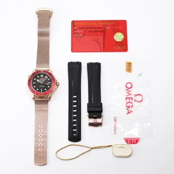 <p>太阳出品 ER OMEGA 欧米伽 海马300系列 LX6 马年限定款 红马赤兔青铜金海马300 到货  复古与时尚的新碰撞 </p><p>外观设计延续了007版海马300米潜水表 继承了无日期显示 穹顶蓝宝石水晶表镜 铝质表圈等复古元素 融入了新材质与配色 形成新的设计风格 </p><p>表壳采用青铜金色与勃艮第红配色 既有黄金奢华感又有青铜古朴韵味   表盘采用黑色喷砂粒纹铝合金表盘 18K青铜金时针和黑化刻度填充极具复古气息的夜光涂层 低调且华丽 </p><p>全网性价比最高 细节拉满 42mm表壳搭载独家定制8806一体机芯 走时稳定 外观功能与原版一致 不易氧化掉色 全新工艺升级表带 下单即赠送同款黑色氟胶带一副 欢迎品鉴   太阳出品精致推荐男士机械腕表 </p>