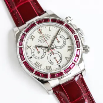 <p>太阳出品 <p>PPM 全新 劳力士 ROLEX LB2  红宝石迪通拿 罗马陨石面搭配24颗红宝石 酒红色鳄鱼皮</p><p>星陨为面 烈焰为环 迪通拿系列 搭载4801/4130 机芯 劳力士 蓝宝石迪通拿 116589SACI 改装案例 24颗蓝宝石搭配满天星蓝钻刻 鳄鱼皮表带 太阳出品精致推荐男士多功能机械腕表 </p>