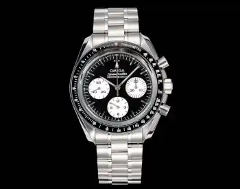 <p>太阳出品欧米茄 OMEGA 超霸系列  OB2 超霸反转熊猫盘月球表 黑白之间 重塑经典</p><p>1. 尺寸与材质 42mm 黑色陶瓷表圈+白色珐琅测速刻度 带经典 Dot over 90 盒形蓝宝石表镜与透背 同材质金五珠链 可调节折叠扣 50米防水 </p><p>2. 盘面设计 双层阶梯式   黑色漆面主盘+白色漆面小计时盘 反熊猫  金质立体时标 指针 覆夜光 白分钟圈 黑小表盘刻度 读时清晰 </p><p>3. 机芯 3861至臻天文台手动机芯 硅游丝 15000高斯防磁 50小时动力储备 21600vph振频 背透可见日内瓦波纹打磨 </p><p>登月传奇+至臻性能+奢华质感 腕间太空勋章 收藏与佩戴双在线   太阳出品精致推荐男士多功能机械腕表 </p>