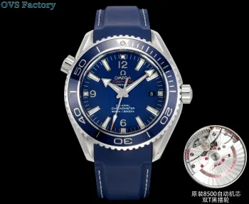 <p>太阳出品 胶带款 白壳 <p>OVS Factory 欧米茄 OMWGA  N9 海马600系列 唯一一家机芯摆轮带砝码螺丝钉 完全对版 欧米茄海马600米尺寸45.5mm 钢带沉稳大气 陶瓷单向旋转表圈 搭载独家唯一对版 Cal.8500机芯 摆轮双T避震器黑摆轮 完美尺寸 45.5mm 胶带采用氟胶带表带 时尚轻盈 316精钢表壳 表圈可单向旋转 蓝宝石水晶玻璃表镜 旋入式精钢表冠 316精钢表带配精钢原装折叠扣   首先这是一款潜水表 所以潜水表该有的功能那必须是有的 骚气的夜光 深度的防水 排气阀门 水底计时功能等等 但对于这款表 我更想说的是上手之后带来的质感 与劳鬼不一样的感觉在于 海马会更加贴手与自然 上手的第一时间手腕与表身的默契度上涨非常快 一块好的手表需要设计师的完美设计 也需要高品质的材质去体现它的价值 专业潜水级别 运动感满分 质感炸裂 OVS出品 必属精品 欢迎品鉴   太阳出品精致推荐男士机械腕表 </p>