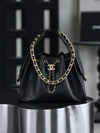 <p> 特级原厂 25C嬉皮包25bag 一經問世 便稱為本季的包王  25BAG的設計源於對自由與不羈精神的鬆弛感 融入當下流行的嬉皮風格 賦予包包自由 不羈的氣質  25bag熱度居高不下 成功躋身本季包王的寶座 </p><p>五金 厚镀24k复古金</p><p>皮料 impala三只羊小球牛皮</p><p>尺寸 30*26*14cm</p>