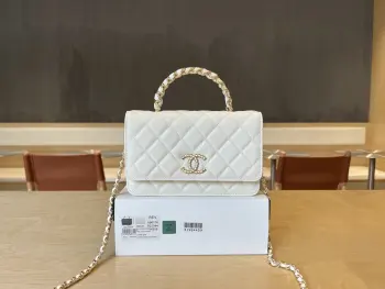 <p> A96176 Chanel 25ss新款系列woc 甜美的小香包 超有少女感 手柄和双C的螺旋纹超好看大气 这款简约很耐看 值得拥有 尺寸: 19cm</p>