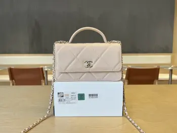 <p> A96171 chanel 25k 白色大菱格双层风琴包 实物很可爱 白雪公主一样奶呼呼的 好温柔的小包 太精致了 尺寸:19cm</p>