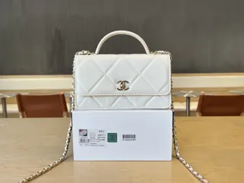 <p> A96171 chanel 25k 白色大菱格双层风琴包 实物很可爱 白雪公主一样奶呼呼的 好温柔的小包 太精致了 尺寸:19cm</p>