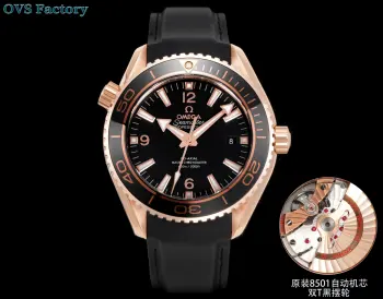 <p>太阳出品 胶带款 白壳 <p>OVS Factory 欧米茄 OMWGA  N9 海马600系列 唯一一家机芯摆轮带砝码螺丝钉 完全对版 欧米茄海马600米尺寸45.5mm 钢带沉稳大气 陶瓷单向旋转表圈 搭载独家唯一对版 Cal.8500机芯 摆轮双T避震器黑摆轮 完美尺寸 45.5mm 胶带采用氟胶带表带 时尚轻盈 316精钢表壳 表圈可单向旋转 蓝宝石水晶玻璃表镜 旋入式精钢表冠 316精钢表带配精钢原装折叠扣   首先这是一款潜水表 所以潜水表该有的功能那必须是有的 骚气的夜光 深度的防水 排气阀门 水底计时功能等等 但对于这款表 我更想说的是上手之后带来的质感 与劳鬼不一样的感觉在于 海马会更加贴手与自然 上手的第一时间手腕与表身的默契度上涨非常快 一块好的手表需要设计师的完美设计 也需要高品质的材质去体现它的价值 专业潜水级别 运动感满分 质感炸裂 OVS出品 必属精品 欢迎品鉴   太阳出品精致推荐男士机械腕表 </p>