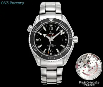 <p>太阳出品 胶带款 白壳 <p>OVS Factory 欧米茄 OMWGA  N9 海马600系列 唯一一家机芯摆轮带砝码螺丝钉 完全对版 欧米茄海马600米尺寸45.5mm 钢带沉稳大气 陶瓷单向旋转表圈 搭载独家唯一对版 Cal.8500机芯 摆轮双T避震器黑摆轮 完美尺寸 45.5mm 胶带采用氟胶带表带 时尚轻盈 316精钢表壳 表圈可单向旋转 蓝宝石水晶玻璃表镜 旋入式精钢表冠 316精钢表带配精钢原装折叠扣   首先这是一款潜水表 所以潜水表该有的功能那必须是有的 骚气的夜光 深度的防水 排气阀门 水底计时功能等等 但对于这款表 我更想说的是上手之后带来的质感 与劳鬼不一样的感觉在于 海马会更加贴手与自然 上手的第一时间手腕与表身的默契度上涨非常快 一块好的手表需要设计师的完美设计 也需要高品质的材质去体现它的价值 专业潜水级别 运动感满分 质感炸裂 OVS出品 必属精品 欢迎品鉴   太阳出品精致推荐男士机械腕表 </p>