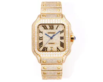 <p>太阳出品F4 真莫桑钻 卡地亚 CARTIER  DF4 山度士系列 满天星系列 </p><p>奢华至极 极少量到货 满天星卡地亚山度士满天星莫桑钻版本 整表纯手工镶嵌 D 色 VVS 级莫桑钻  Moissanite diamond  全部石头都可以通过专业测试笔测试 莫桑钻( Moissanite diamond  折射率2.65-2.69 钻石2.42)   具有与钻石相同的金刚光泽 