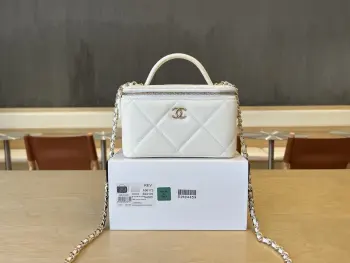 <p> A96173 chanel 25k 白色大菱格口红包 实物很可爱 白雪公主一样奶呼呼的 好温柔的小包 太精致了 尺寸:17cm</p>