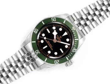 <p>太阳出品 三株<p>V2升级版 帝舵 TUDOR R28 碧湾系列 对于帝舵来说 无疑是一个庞大的产品线 在今年推出了一只全新的单色碧湾 以绝对的实力被认为是劳力士无历黑水鬼的平替 今年推出的这只全新单色碧湾 也迎来了碧湾第三次制表科技和焕新美学风格上的革新 </p><p>1.新款碧湾迎来新的改革 升级夜光珠 而正品同步凹入式 太阳出品精致推荐男士机械腕表 </p>