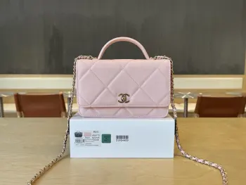 <p> A96170 chanel 25k 白色大菱格woc 实物很可爱 白雪公主一样奶呼呼的 好温柔的小包 太精致了 尺寸:19cm</p>