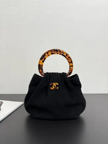 <p> 原厂皮 现货26C 早春度假系列玳瑁手柄麂皮小包</p><p>圆圈小包包好可爱</p><p>复古玳瑁手柄的设计 透着微微光泽</p><p>容易也很客观 手机日用品能放下的哦</p><p>麂皮材质摸起来触感也很好 超级舒服  实用又时髦 size 18*24*12cm 99535</p>