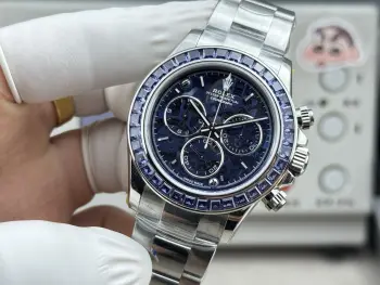 <p>太阳出品<p>PPM 劳力士-ROLEX LB2 迪通拿 极地冰川 以蓝为境 以械为骨 </p><p>劳力士-迪通拿 镂空南瓜灯 金为骨 火为环 镂空之间藏着时间的心跳与财富的光芒 </p><p>莫桑钻 彩色钻 镂空字面 机械 316钢 蓝宝石玻璃镜面 </p><p>腕间藏着深海的静谧与时间的精密 尺寸 40mm 可搭载 4801 机 / 4130 机 太阳出品精致推荐男士多功能机械腕表 </p><p>立即抢购</p>