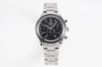 <p>太阳出品  超越极限 霸气登场 HR工厂再添新将——欧米茄 OMEGA 超霸系列326.32.40.50.06.001多功能计时腕表  KV6 </p><p>HR团队与正品代工厂深度合作制作 全网独家正品拆解测绘 不惜成本与时间 耗时一年开模研发 达到所有数据配件均可与正品完美通用互换 同步专柜尺寸40mm 采用正品一致结构的原装进口瑞士Cal.3330计时机芯, 经专业团队精密改进打磨 使之更加稳定耐用 打造原单品质的欧米茄超霸系列腕表副本 </p><p> 外观 购入正品拆解测绘 一致的阶梯式表壳壳套 一致的CNC打磨级别 一致的厚度尺寸 整表配件包括表带生耳螺丝都可与正品完美互换 </p><p> 盘面 表盘采用正品相同的颗粒纹理加放射纹路字面 采用与原装一致的磨砂细微颗粒字面 颗粒的整体密度与正品吻合 在任何角度下均可以看出与正品相同的光源反射 每个数字字钉 logo 采用正品工艺材质独立开模 历经几套模具终使立体美感与原版一致 </p><p> 镜面 双面镀蓝膜弧面蓝宝石玻璃表镜 双面倒角光边圆滑处理 厚度弧度达到严苛的0.03公差标准 防刮耐磨 晶莹剔透 </p><p> 防