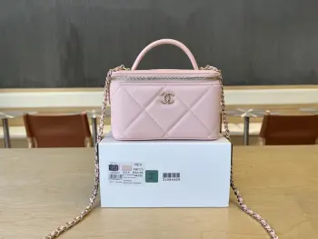 <p> A96173 chanel 25k 白色大菱格口红包 实物很可爱 白雪公主一样奶呼呼的 好温柔的小包 太精致了 尺寸:17cm</p>