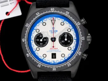 <p>太阳出品V 新作 帝舵 TUDOR  AF9 碧湾系列M79377km-0001</p><p>机芯  7750自动上弦机械机芯</p><p>功能  时针 分针 小秒针 日历 计时 45分计时盘</p><p>表壳材质  黑色碳钢复合材料</p><p>表径 尺寸 43  </p><p>表冠材质 钛金属旋入式表冠 饰以浮雕帝舵表盾牌标志</p><p>表带材质 一体式织纹表带 V+ 独家对版 市场最新版本 每个细节都是V+工厂匠心开发的诚意   太阳出品精致推荐男士多功能机械腕表 </p>
