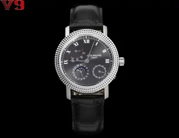 <p>太阳出品 白壳<p>V9 Patek Philippe 百达翡丽 限量版腕表 表圈装饰复古风格的巴黎钉纹立体方钉在光线下呈现宝石切面一样的光影效果经典而醒目 令人回想起古典制表风尚 尺寸为宽38mm厚度为11.5mm 小牛皮标配  太阳出品为你精心打造超真实图拍照</p>
