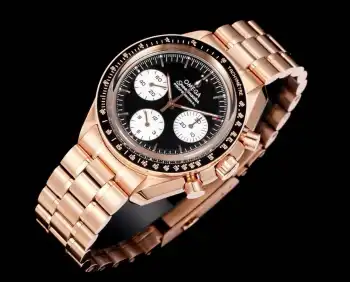 <p>太阳出品欧米茄 OMEGA 超霸系列  OB2 超霸反转熊猫盘月球表 黑白之间 重塑经典</p><p>1. 尺寸与材质 42mm 黑色陶瓷表圈+白色珐琅测速刻度 带经典 Dot over 90 盒形蓝宝石表镜与透背 同材质金五珠链 可调节折叠扣 50米防水 </p><p>2. 盘面设计 双层阶梯式   黑色漆面主盘+白色漆面小计时盘 反熊猫  金质立体时标 指针 覆夜光 白分钟圈 黑小表盘刻度 读时清晰 </p><p>3. 机芯 3861至臻天文台手动机芯 硅游丝 15000高斯防磁 50小时动力储备 21600vph振频 背透可见日内瓦波纹打磨 </p><p>登月传奇+至臻性能+奢华质感 腕间太空勋章 收藏与佩戴双在线   太阳出品精致推荐男士多功能机械腕表 </p>