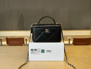 <p> A96173 chanel 25k 白色大菱格口红包 实物很可爱 白雪公主一样奶呼呼的 好温柔的小包 太精致了 尺寸:17cm</p>