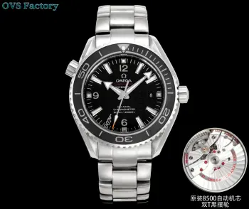 <p>太阳出品 胶带款 白壳 <p>OVS Factory 欧米茄 OMWGA  N9 海马600系列 唯一一家机芯摆轮带砝码螺丝钉 完全对版 欧米茄海马600米尺寸45.5mm 钢带沉稳大气 陶瓷单向旋转表圈 搭载独家唯一对版 Cal.8500机芯 摆轮双T避震器黑摆轮 完美尺寸 45.5mm 胶带采用氟胶带表带 时尚轻盈 316精钢表壳 表圈可单向旋转 蓝宝石水晶玻璃表镜 旋入式精钢表冠 316精钢表带配精钢原装折叠扣   首先这是一款潜水表 所以潜水表该有的功能那必须是有的 骚气的夜光 深度的防水 排气阀门 水底计时功能等等 但对于这款表 我更想说的是上手之后带来的质感 与劳鬼不一样的感觉在于 海马会更加贴手与自然 上手的第一时间手腕与表身的默契度上涨非常快 一块好的手表需要设计师的完美设计 也需要高品质的材质去体现它的价值 专业潜水级别 运动感满分 质感炸裂 OVS出品 必属精品 欢迎品鉴   太阳出品精致推荐男士机械腕表 </p>