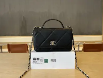 <p> A96170 chanel 25k 白色大菱格woc 实物很可爱 白雪公主一样奶呼呼的 好温柔的小包 太精致了 尺寸:19cm</p>
